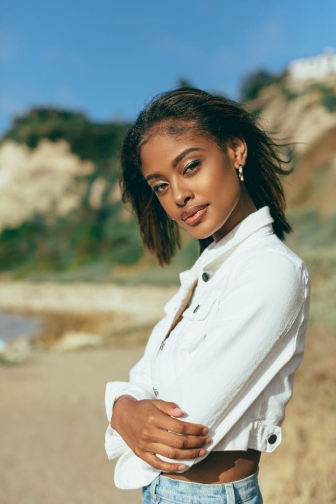 金·卡戴珊|金卡戴珊的44岁黑人前夫与女友公开秀恩爱！22岁嫩模一身黑真高调