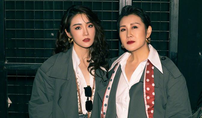 方脸妹说时尚|张凯丽彻底变高调，拎2万包打扮奢侈，59岁穿西装五分裤身材抢镜