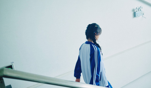 当红女星|baby蓝白校服造型曝光!扎辫子美回颜值巅峰,怼脸拍照样绝美容颜