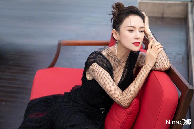 Nina昵娜|章子怡一家罕见游玩！她穿小黑裙抱娃变保姆老公当甩手掌柜，儿子曝光正脸眼睛像汪峰