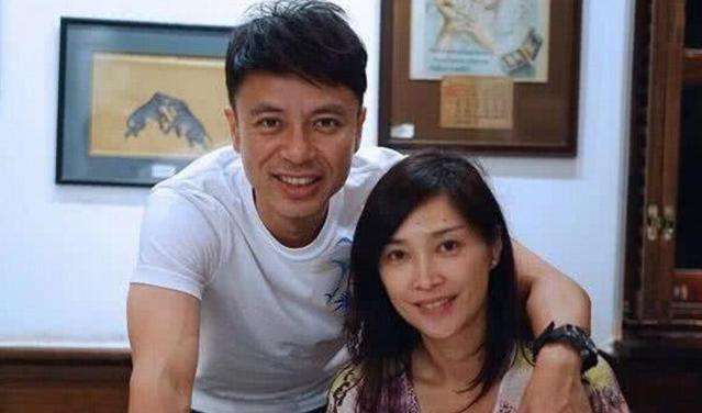 李克勤|为还每月60万的房贷，李克勤拼命赚钱，饭局被灌酒难掩疲态