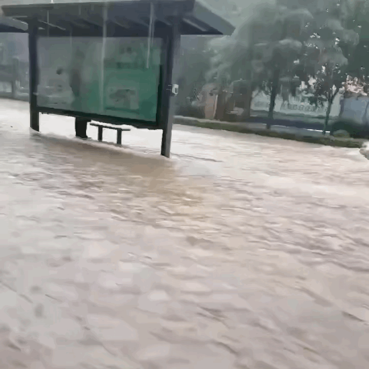 有故事的桌子|死亡12人，郑州特大暴雨，他们的朋友圈我不敢看……