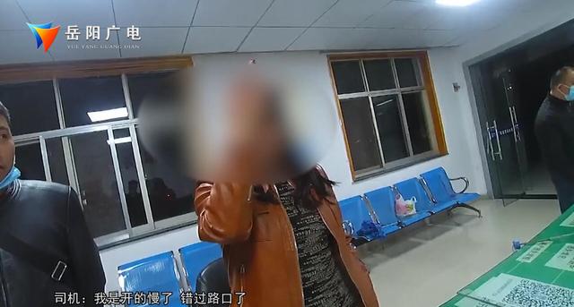 错过高速出口 司机减速停车引发3车连环追尾