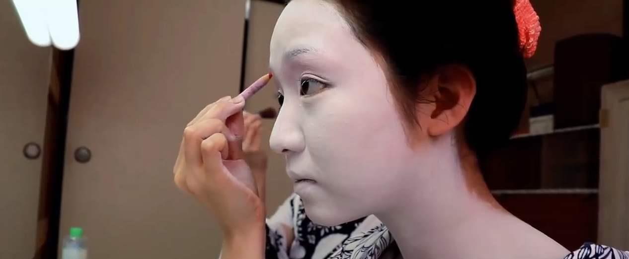 粉底 脸上涂100层粉底会发生啥？美妆达人亲自尝试，看完不敢再化妆