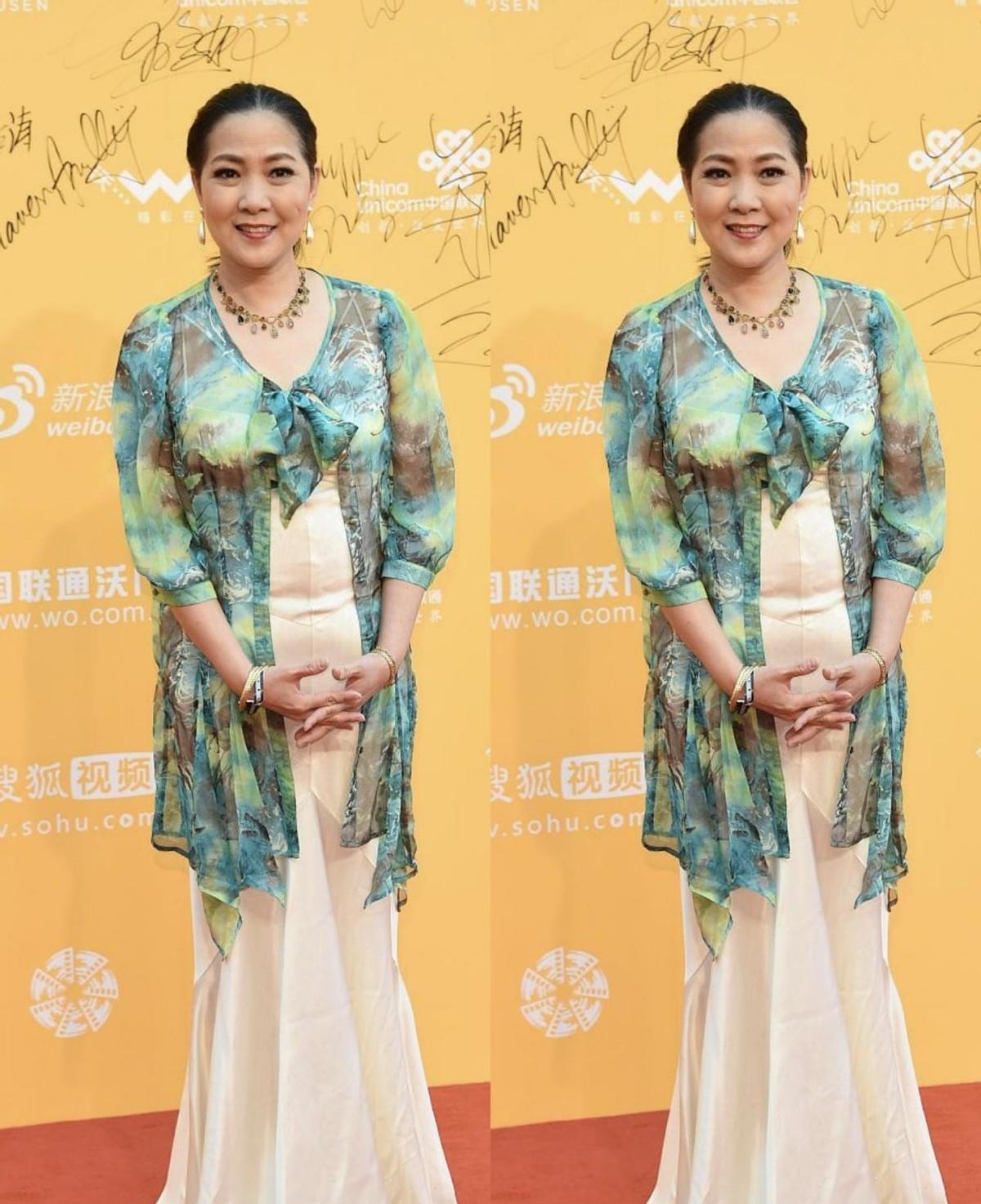 可馨育娃|沈丹萍的气质让人羡慕,就算发福气质依旧高贵,穿长裙有韵味