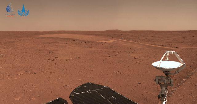 毅力号传回恢复连线后的首张火星照片，已经靠近陨石坑的边缘了？