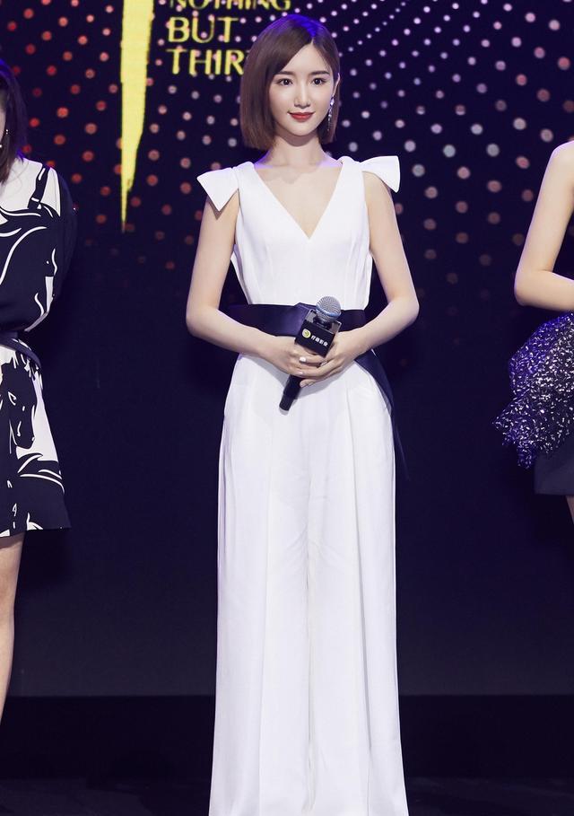 衬衫|被33岁毛晓彤美到了，一身连体裤穿出高级感，163身高比例太惊艳