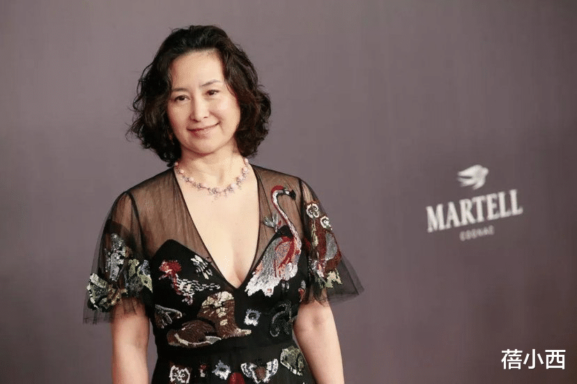 何洁|何超琼肉感身材真有优势，穿银色薄纱连衣裙配短发，太有豪门气质