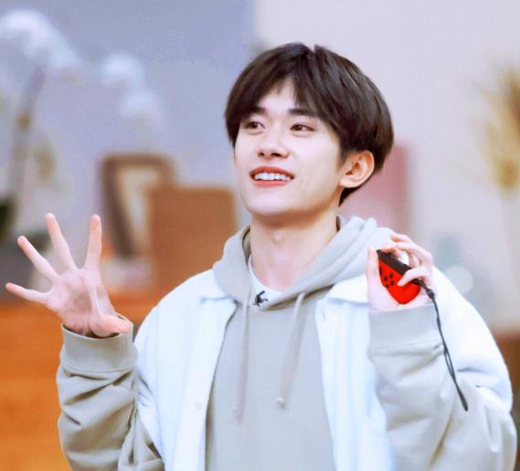 李飞|《offer3》张洽被说撞脸李飞，看到他的回应，网友：不愧是千纸鹤