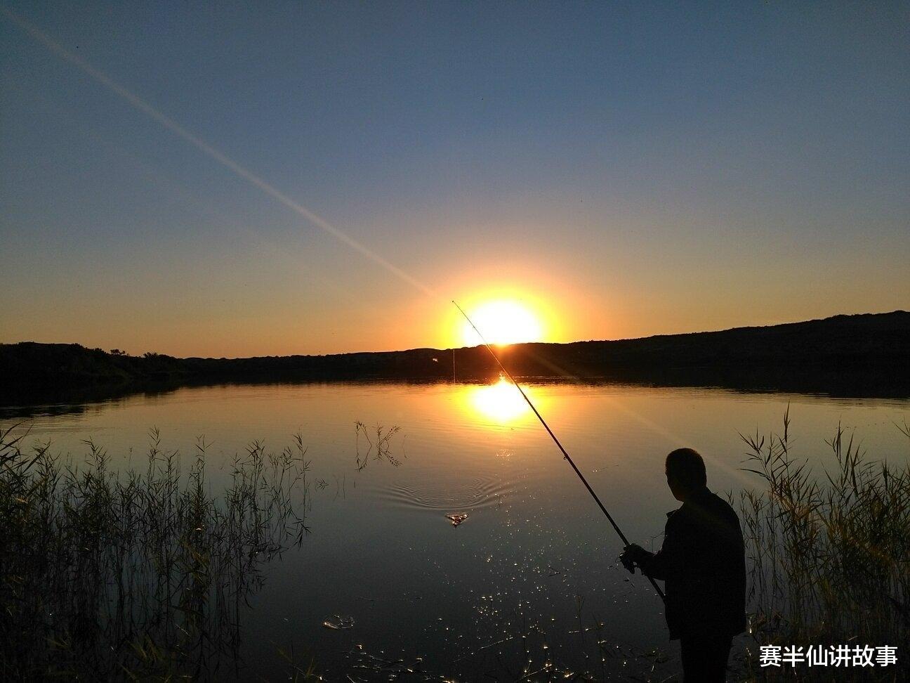 赛半仙讲故事 民间故事：四叔夜钓归来，家中的狗狂吠不止，从此他再也不碰鱼竿