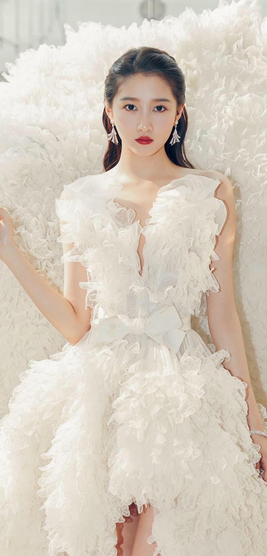 关晓彤|关晓彤和张艺兴考取编制进入话剧院，为将来早作打算