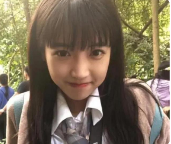 女孩|14年前的剪刀手女孩,富豪曾许诺娶她为妻,看到近照网友调侃:还娶吗?