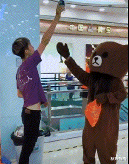 高铁 在高铁上看见一漂亮美女, 是不是像哪个女明星,一时记不起来了