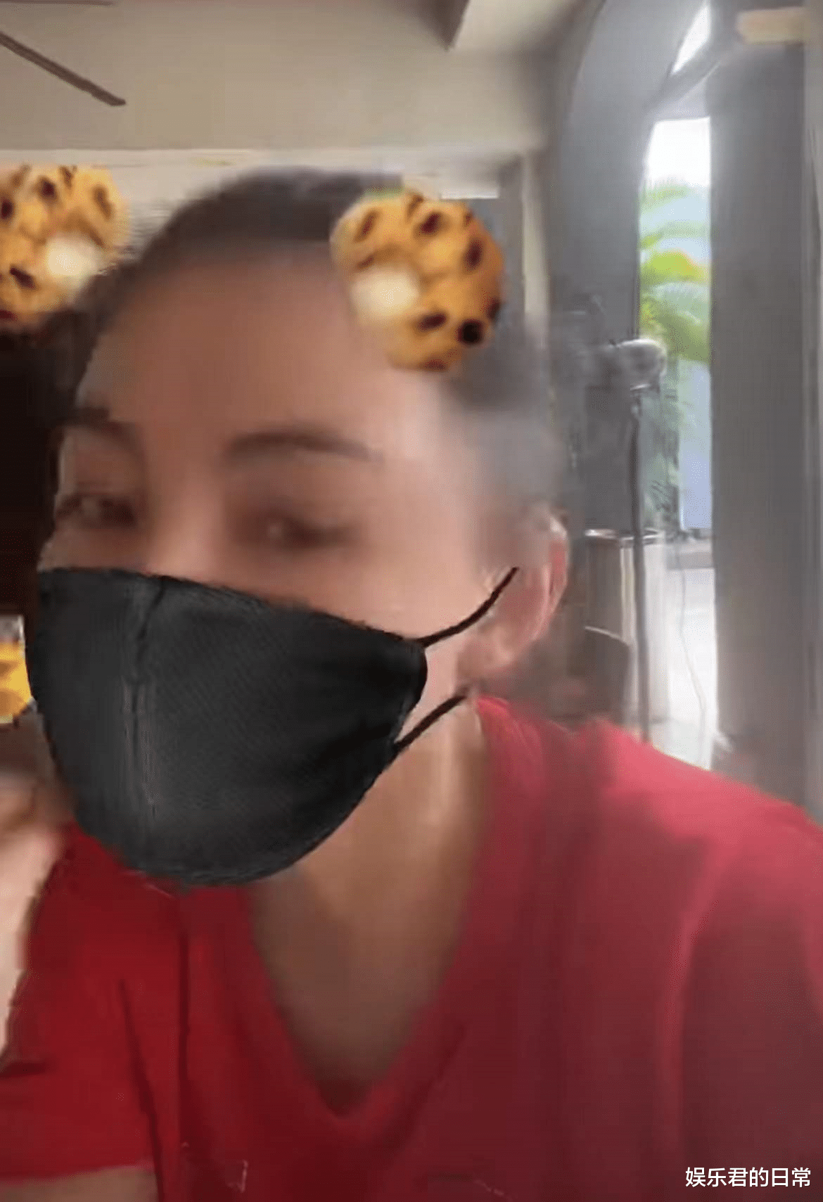 张柏芝|张柏芝三胎生父被疑现身，晒视频神秘男子正穿衣，个头小花臂抢眼