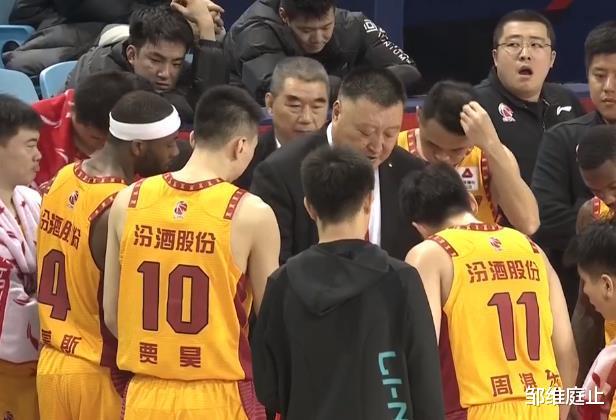 易建联|卫冕冠军回来了，终结黑马7连胜！三大将被称赞，小将不堪重用！