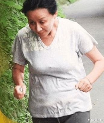 甜宠剧|54岁刘嘉玲晨跑被拍，素颜和普通老太无差异，网友：谁家奶奶？