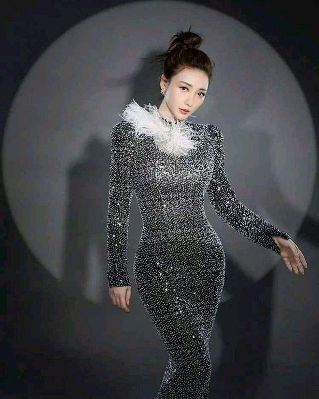 柳岩|41岁柳岩再拍个人写真：皮肤白到反光、S型身材让人挪不开眼