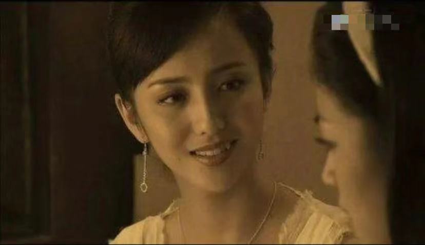 马伊琍|佟丽娅春晚手镯31万出尽风头：一南一北的婚姻，我也愿意！