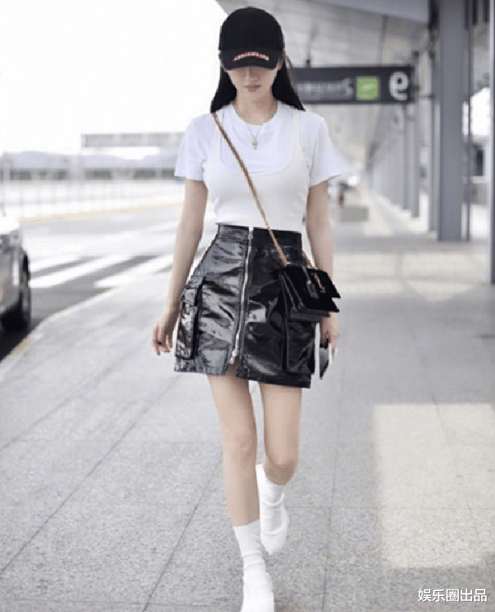景甜|景甜走机场旧照火了,4小时阅读量破100万,气质火辣引起热议