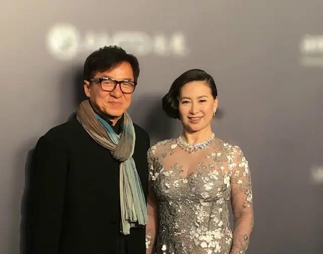 何超琼|赌王57岁千金何超琼真放得开，顶级名媛真空穿深v长裙，气质惊艳