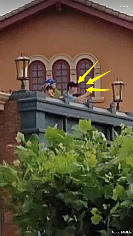 肖战|奇妙的缘分！时隔1年粉丝发现曾在迪士尼偶遇肖战，戴玩偶帽子拍照好憨