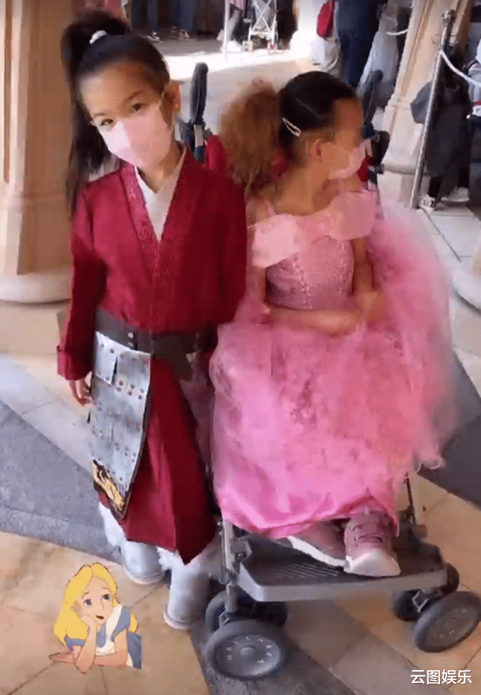 钟丽淇|钟丽淇为长女庆生，11岁女儿需坐婴儿车出行，曾被断言活不过2岁