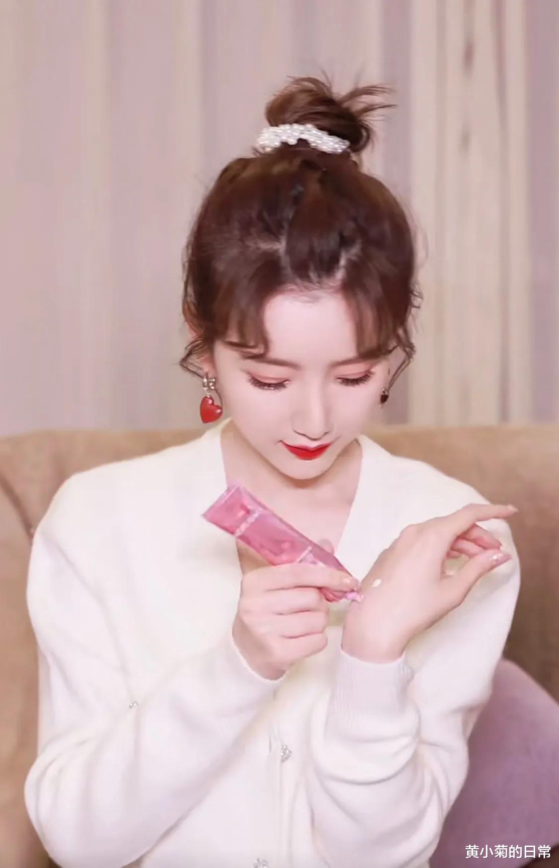 黄小菊的日常|33岁毛晓彤演技炸裂,“分享”的防晒霜便宜好用,打着灯笼也难得