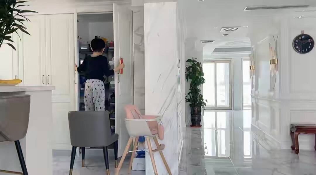 海一天|“许大茂”娶小12岁富婆，罕见秀恩爱，不介意其疑似二婚带俩娃