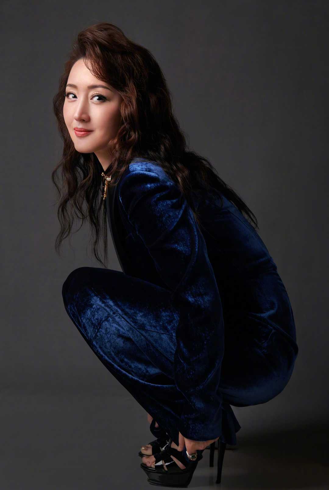 何有强|杨钰莹穿衣真显年轻，粉色衬衫搭配白色牛仔裤，看着不像有50岁了