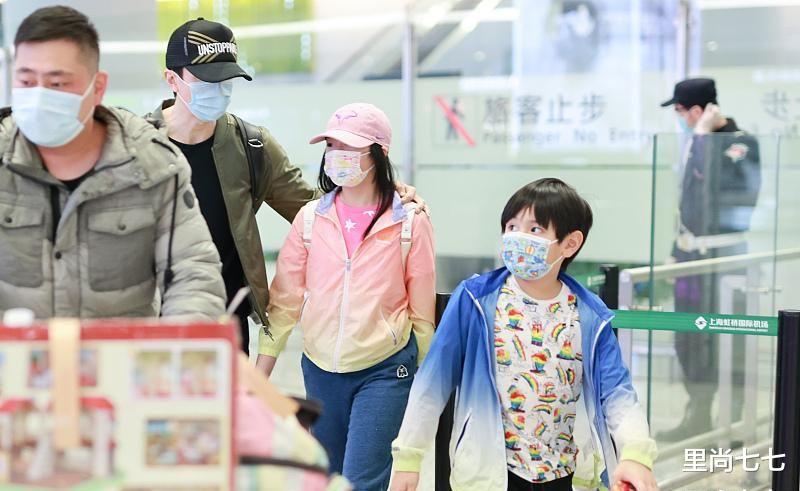 辛芷蕾|吴尊一家四口现身国内机场，妻子穿花袄变大妈，女儿破洞裤太奇特