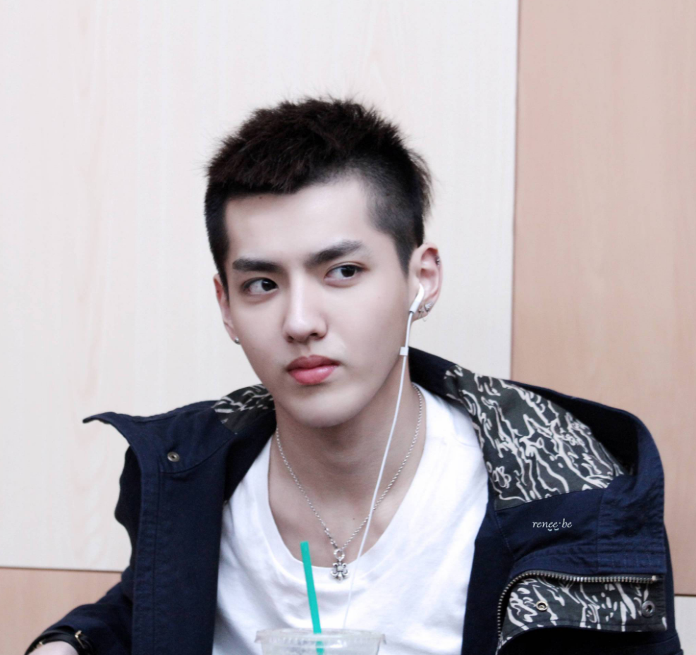 哪吒汽车|本以为吴亦凡和他妈妈长得够像了,谁知道他爸爸一出现:完美复制