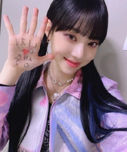 袁冰妍|韩流五代女团怪物新人是真多，出道曲拿一位成常态，可惜群龙无首