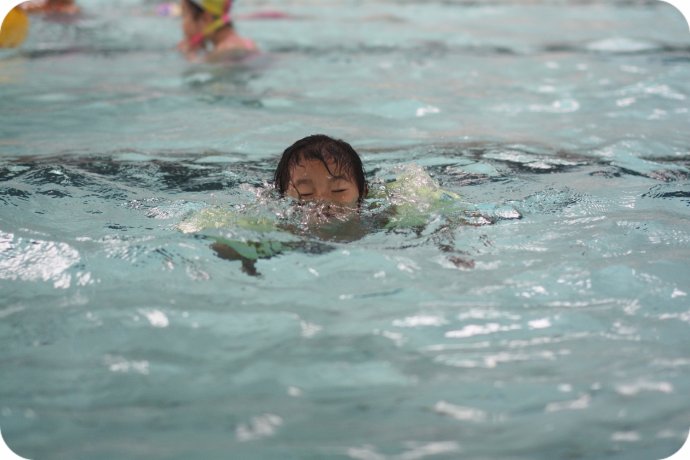 全能辣妈plus|暴雨频发，让娃掌握这一招“溺水自救”，危急时刻能保命