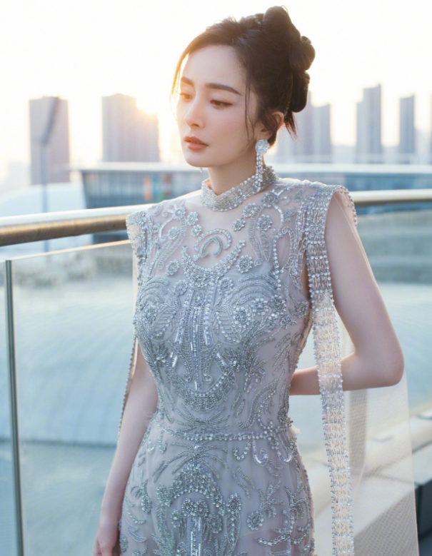 杨幂|?杨幂再登时尚芭莎，小蛮腰大长腿，实力演绎辣妈形象！