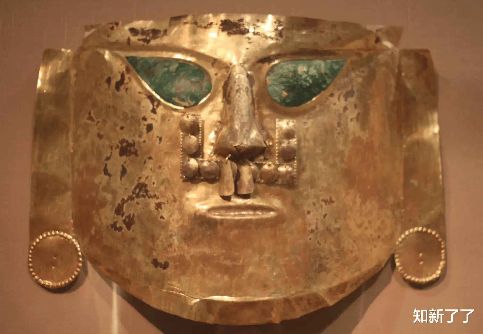 在秘鲁古墓中发现了用人血绘制的千年黄金面具