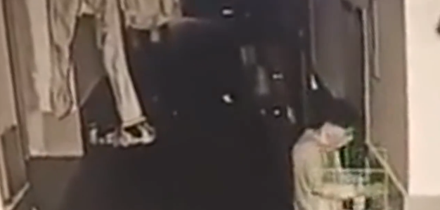 男变态夜闯女生宿舍偷内衣,还有疑似开门举动:已影响到生活休息