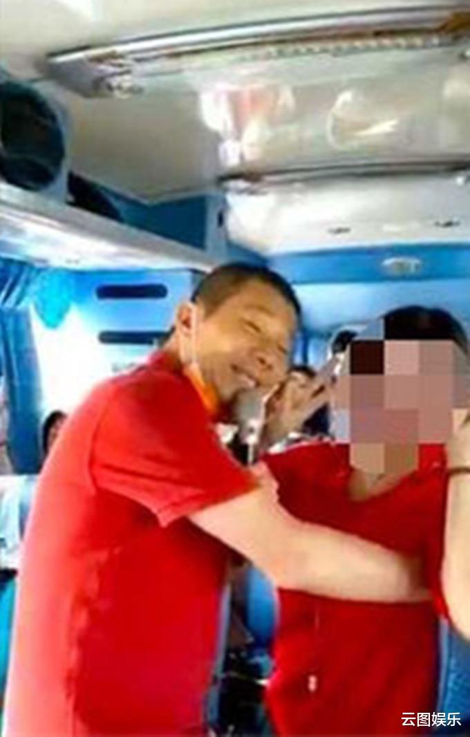 周明增|51岁资深演员无戏可拍，无奈转当推销员，为业绩车上唱歌逗大妈开心