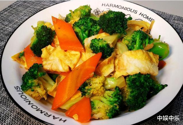 二胎|“最嫩爸爸”火了，已经二胎还被误认成哥哥，或是这项运动的功劳