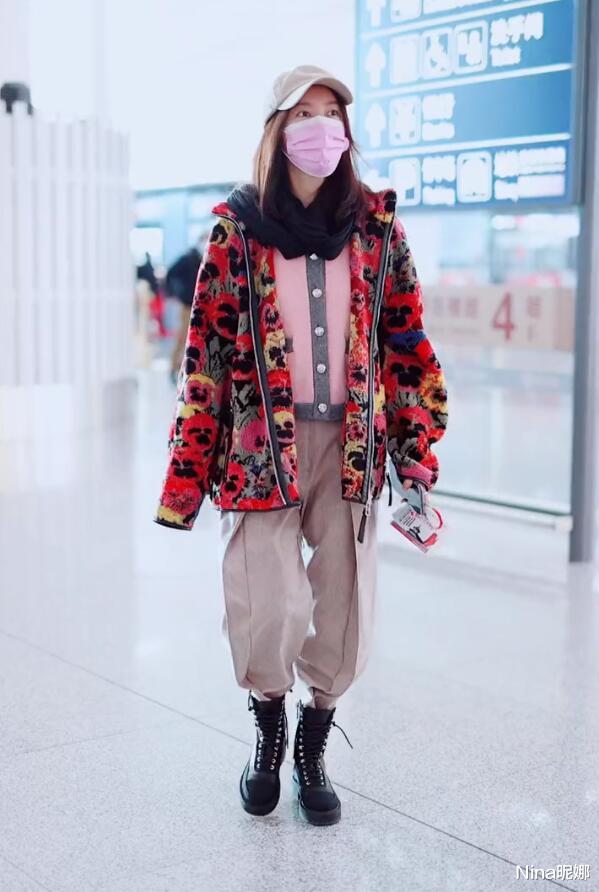 Nina昵娜 高露不火可惜了！穿花棉袄配灯笼裤低调走机场，气质不输85后小花