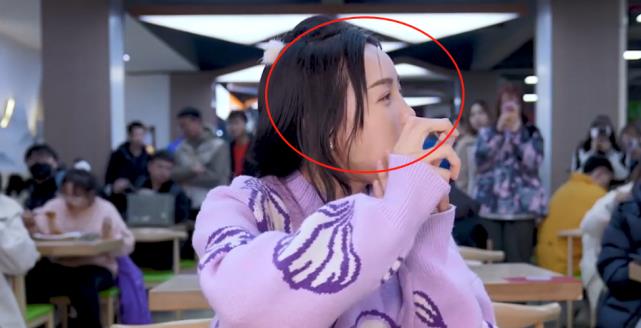 连衣裙 网红小贝打卡大学食堂，被学生包围投食，脖子青筋、假刘海太扎眼