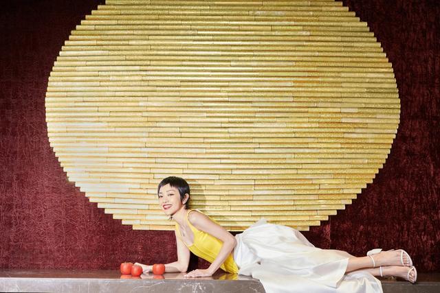 保湿 郭采洁是有多自信？穿亮黄色背心考验肤色，这头短发也就她敢尝试