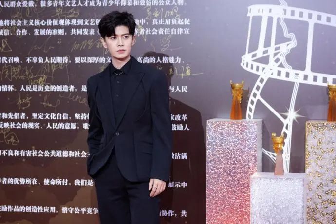 朱珠|“女神”朱珠提名华鼎奖，产后依然风情万种，复古造型再现蓝心洁