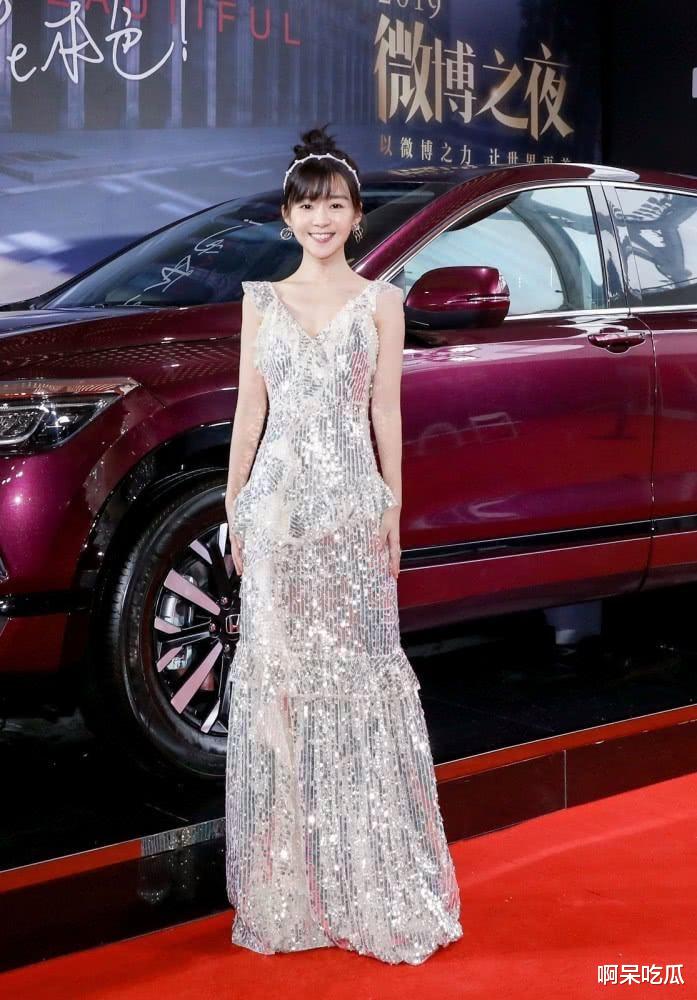 迪丽热巴|热巴撞衫多位女明星，每次都能完胜，好身材是关键！