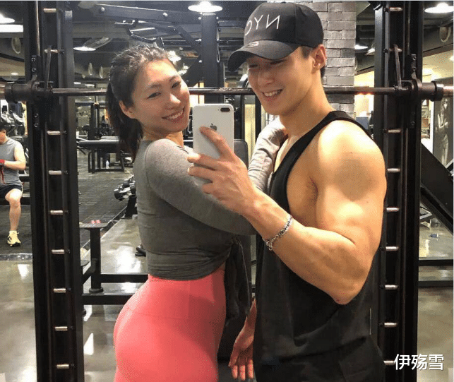 |42岁阿姨倒追25岁小鲜肉，婚后生下双胞胎，婚后幸福甜蜜