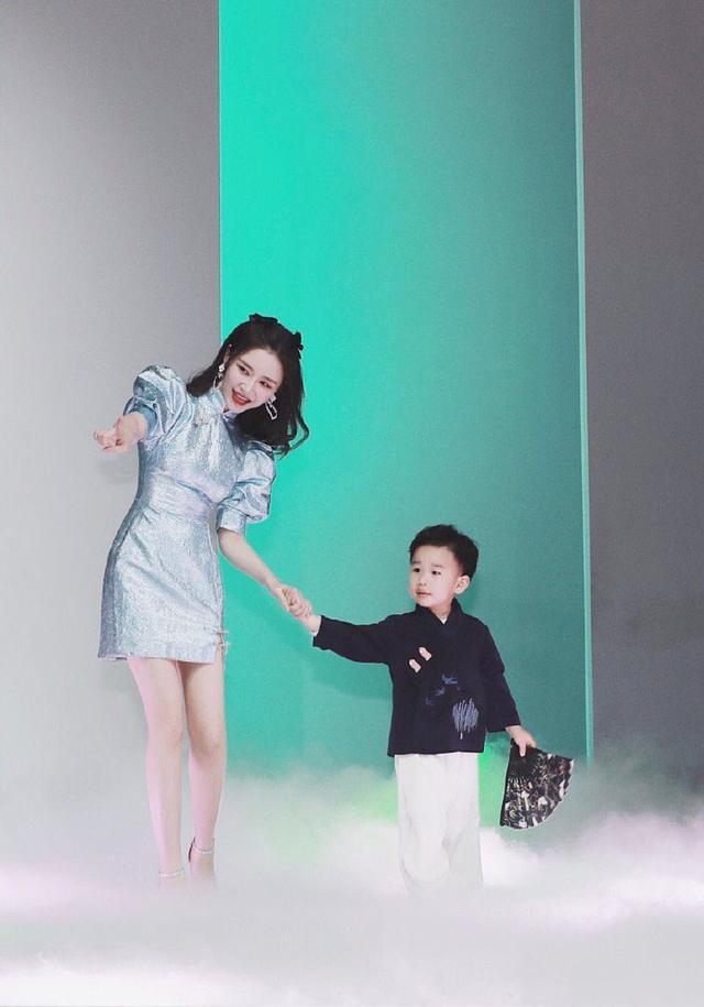 雪梨|王思聪前女友雪梨，带3岁儿子走秀，穿短旗袍勒出细腰长腿抢镜