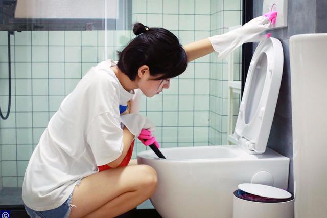 卫生间再大，也不要放脸盆在地上！瞧人家这么布置，那叫一个干净