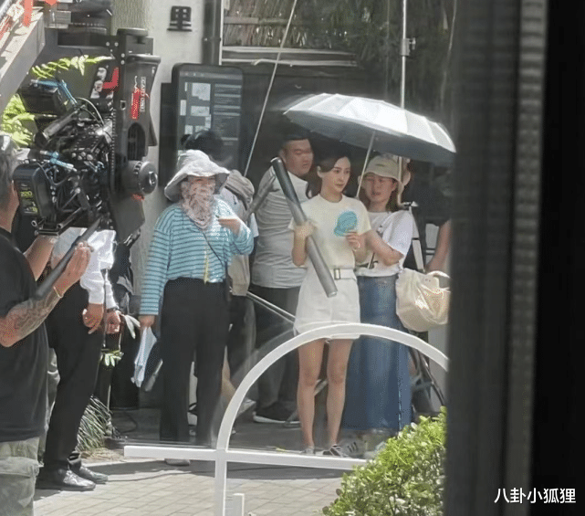 赵丽颖|偶遇Baby拍戏，无P镜头下真实颜值曝光，网友：腿短长相很路人