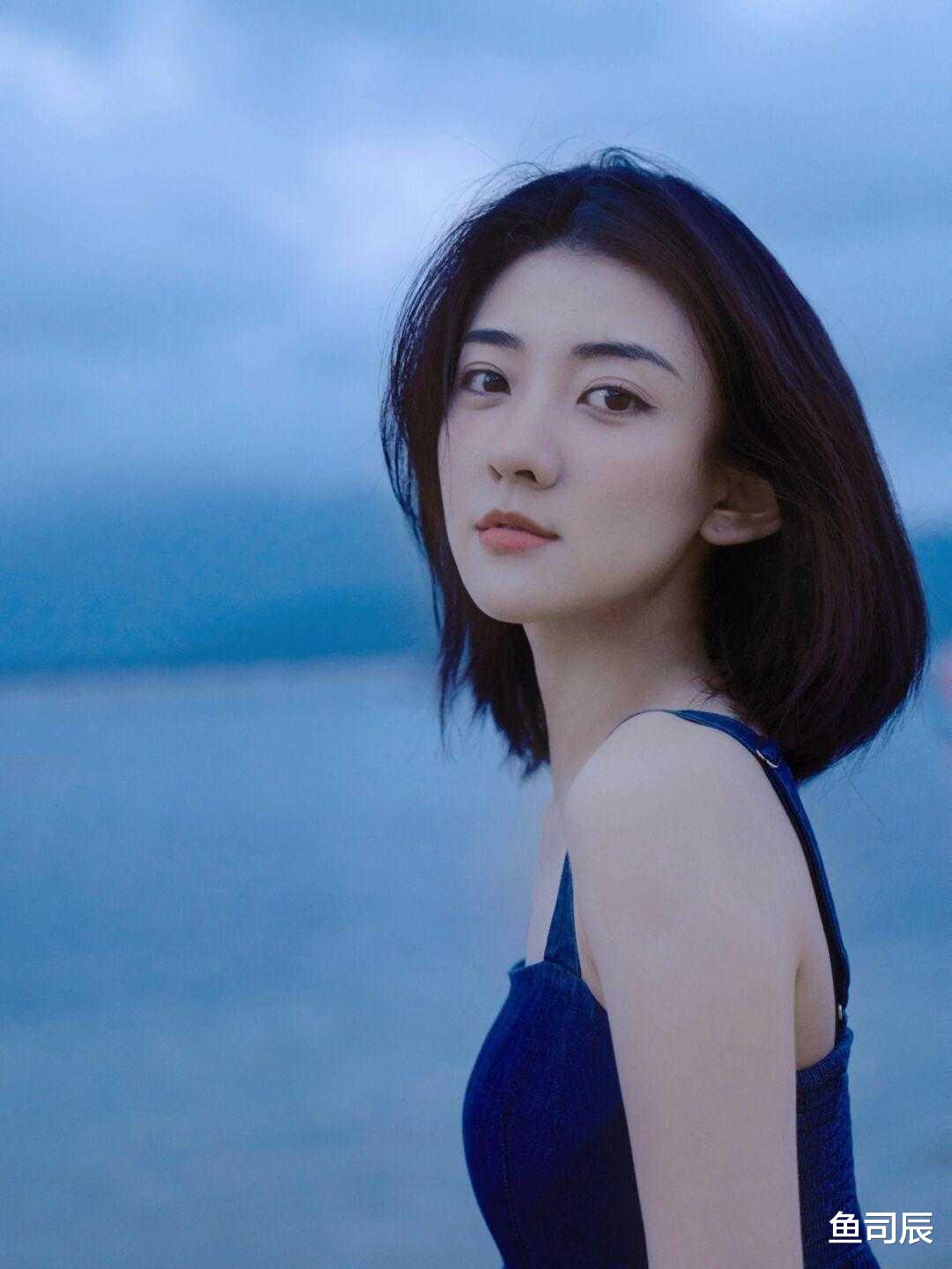 鱼司辰|入秋后买吊带连衣裙，可以选择这款“高级色”，显白衬肤还提气质