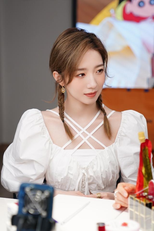 旗袍公馆|孟美岐换风格了，穿露腰装扎麻花辫，打扮似邻家小妹