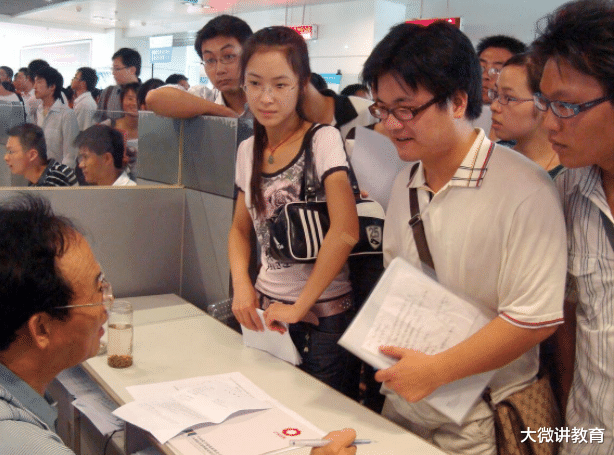 大学生|苦读本科四年，却沦为“家里蹲”，父母感叹不如不供他上大学了